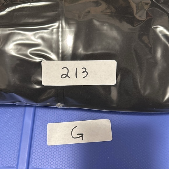 IZOD Men’s Fleece lined Shell jacket size M with red zipper pulls, Velcro cuffs - Picture 6 of 6